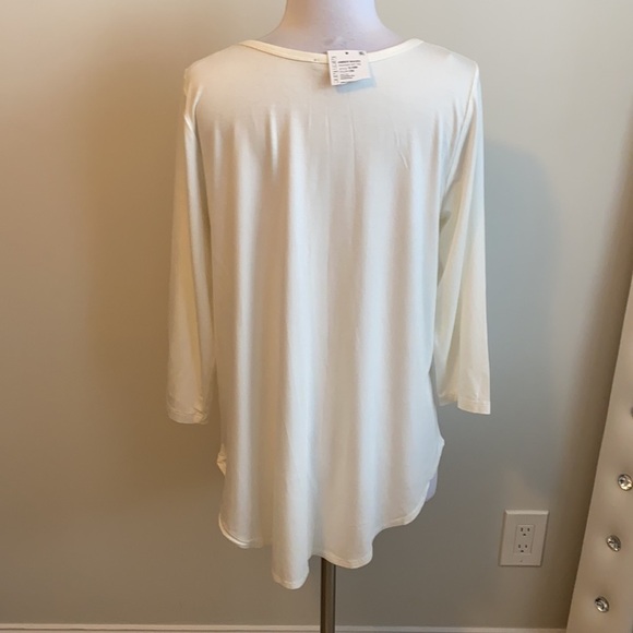 Karen Kane Amber Waves Feather Print Tee - Picture 4 of 10